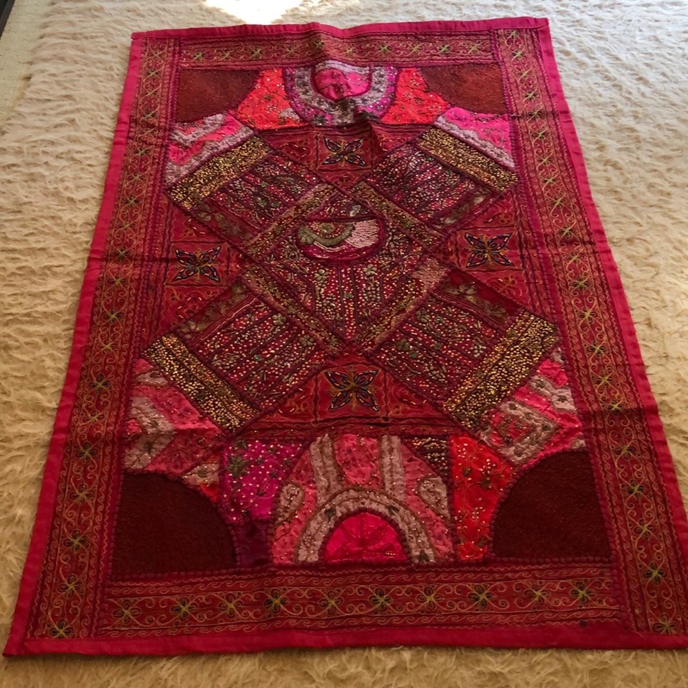 Red & maroon embroidered showpiece mat with sequin